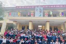 Chương trình trao tặng mũ bảo hiểm cho học sinh lớp 1 do Ủy ban An toàn giao thông quốc gia phối hợp với Bộ Giáo dục và Đào tạo và Công ty Honda Việt Nam tổ chức