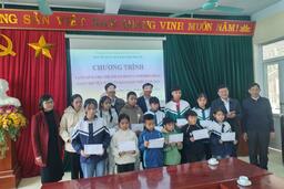 Đoàn đại diện cho Quỹ Bảo trợ trẻ em huyện Tiên Lữ tặng quà cho các em có hoàn cảnh đặc biệt khó khăn trên địa bàn xã Hưng Đạo nhân dịp Tết Nguyên đán Giáp Thìn năm 2024