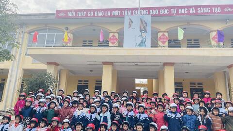 Chương trình trao tặng mũ bảo hiểm cho học sinh lớp 1 do Ủy ban An toàn giao thông quốc gia phối hợp với Bộ Giáo dục và Đào tạo và Công ty Honda Việt Nam tổ chức